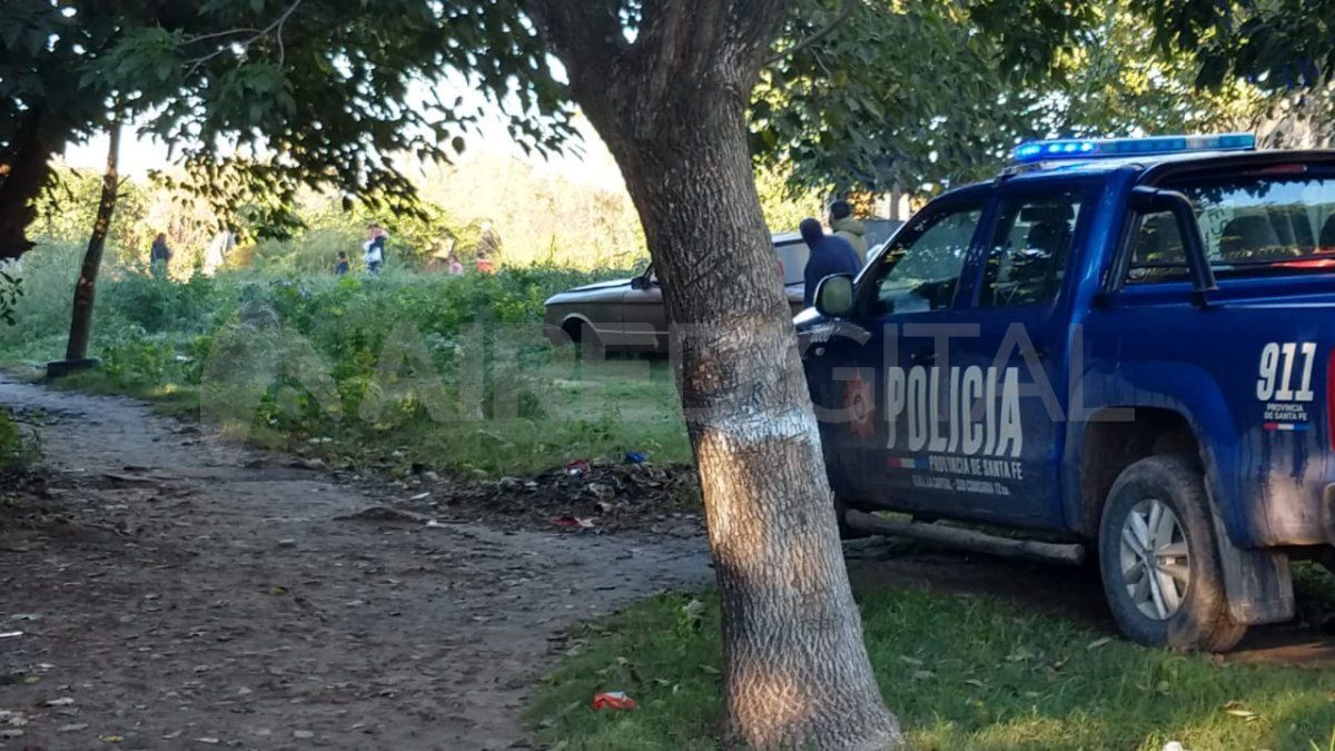Los efectivos policiales encontraron en la vía pública, tendido en el piso, al joven sin vida (cuyas iniciales son J.M.)