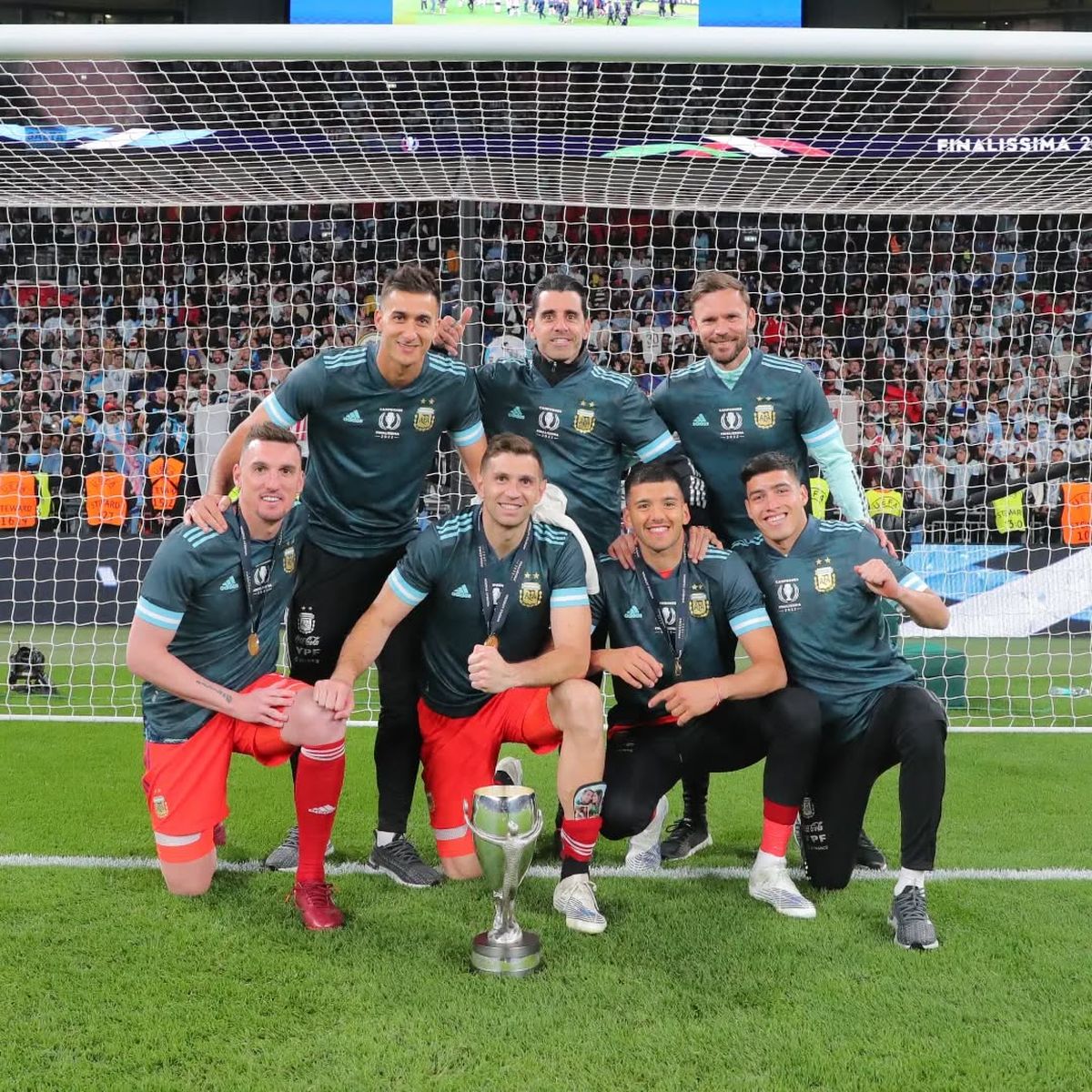Diego González junto a los arqueros de la Selección Argentina que se consagró en la Finalissima ante Italia. Diego González junto a los arqueros de la Selección Argentina que se consagró en la Finalissima ante Italia.
