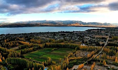 La ubicación de Dina Huapi en la naciente del río Limay ofrece una perspectiva única del lago, donde el color del agua cambia según la luz del sol y la profundidad de la costa. La ubicación de Dina Huapi en la naciente del río Limay ofrece una perspectiva única del lago, donde el color del agua cambia según la luz del sol y la profundidad de la costa.