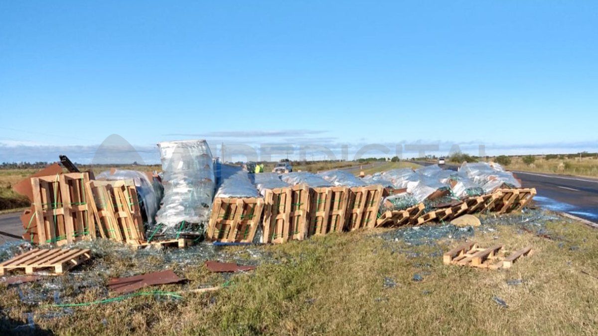 Autopista Santa Fe-Rosario: volcó un camión con botellas vacías