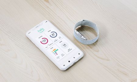 La pulsera también puede medir la temperatura corporal y el ritmo cardíaco y funciona durante una semana completa entre carga y carga La pulsera también puede medir la temperatura corporal y el ritmo cardíaco y funciona durante una semana completa entre carga y carga