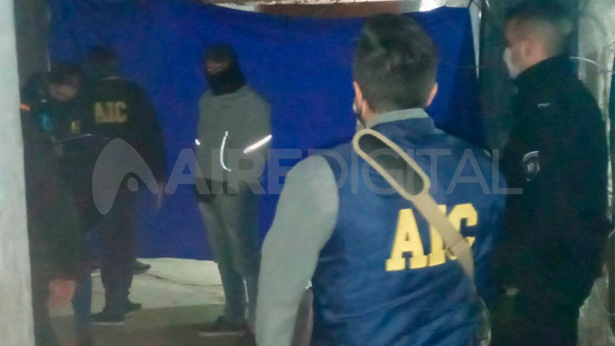 El equipo de la Agencia de Investigación Criminal (AIC) en la escena donde estaba el cuerpo. 