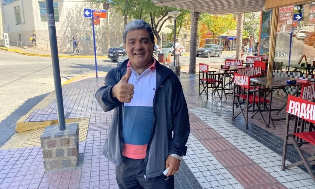 Laciar vive en Villa Carlos Paz –donde se radicó a partir de 1977– con Alicia, su esposa de siempre, y disfruta de los nietos que le dieron sus tres hijas, Daiana, Cyndi y Dana. Todos lo conocen, todos lo respetan, y todos lo quieren, ya que conserva la nobleza que lo distinguió tanto sobre el ring, como debajo del mismo. Laciar vive en Villa Carlos Paz –donde se radicó a partir de 1977– con Alicia, su esposa de siempre, y disfruta de los nietos que le dieron sus tres hijas, Daiana, Cyndi y Dana. Todos lo conocen, todos lo respetan, y todos lo quieren, ya que conserva la nobleza que lo distinguió tanto sobre el ring, como debajo del mismo.