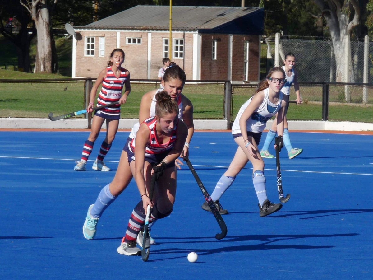 Emilia Vidoz, de SFRC, enfrentándose a Clara, jugadora de CRAI y su compañera en el seleccionado de Hockey de Santa Fe. Emilia Vidoz, de SFRC, enfrentándose a Clara, jugadora de CRAI y su compañera en el seleccionado de Hockey de Santa Fe.
