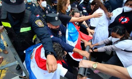 Los médicos exigieron poder llegar hasta la casa presidencial con el objetivo de protestar contra el Gobierno colorado, cuando se produjo el forcejeo con los uniformados y escenas de represión. Los médicos exigieron poder llegar hasta la casa presidencial con el objetivo de protestar contra el Gobierno colorado, cuando se produjo el forcejeo con los uniformados y escenas de represión.