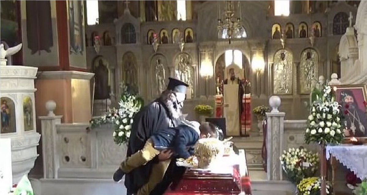 Un sacerdote obligó a un nene a besar el ataúd de un obispo que murió de coronavirus y causó indignación