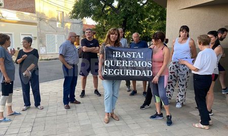 Como se hizo cada miércoles del mes de noviembre, vecinos de barrio Sur de la ciudad de Santa Fe se concentraron para reclamar medidas de seguridad. Como se hizo cada miércoles del mes de noviembre, vecinos de barrio Sur de la ciudad de Santa Fe se concentraron para reclamar medidas de seguridad.