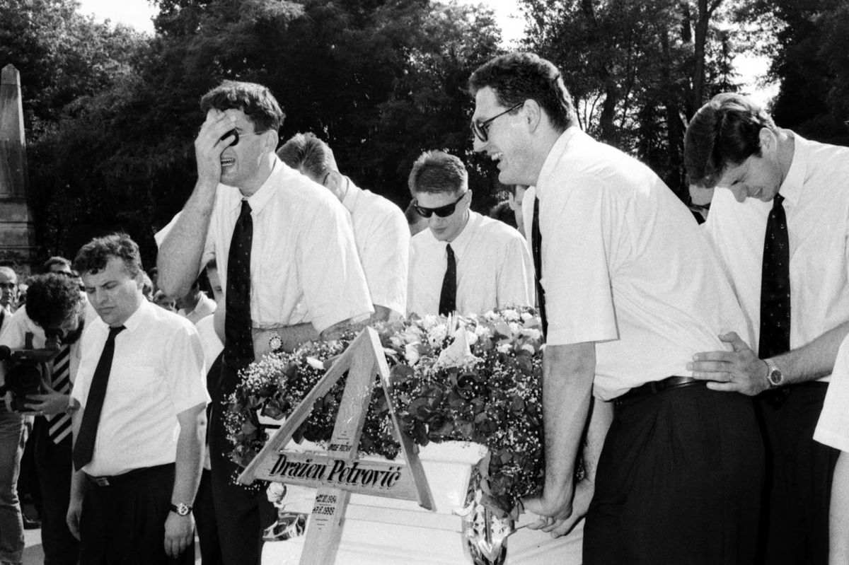En el funeral de Drazen, su ataúd fue portado por sus compañeros de la Selección croata, y fue realmente conmovedor ver a gigantes de 2,10 metros llorando como chicos, como Stojko Vrankovic y Franjo Arapovic, sus mejores amigos (ambos en primer plano). En el funeral de Drazen, su ataúd fue portado por sus compañeros de la Selección croata, y fue realmente conmovedor ver a gigantes de 2,10 metros llorando como chicos, como Stojko Vrankovic y Franjo Arapovic, sus mejores amigos (ambos en primer plano).