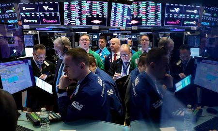 Wall Street detuvo este lunes durante 15 minutos la cotización, en respuesta automática a la brusca caída de las acciones. Wall Street detuvo este lunes durante 15 minutos la cotización, en respuesta automática a la brusca caída de las acciones.