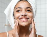 Los componentes naturales del cereal y la miel actúan como un poderoso humectante y unificador del tono facial. Los componentes naturales del cereal y la miel actúan como un poderoso humectante y unificador del tono facial.