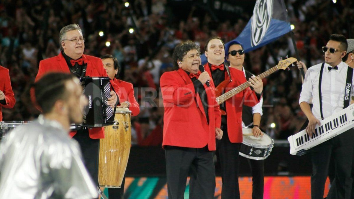 Los Palmeras hicieron vibrar a todo el mundo con su canción Soy Sabalero. Clubes e hinchas de todo el mundo repitieron los acordes de uno de las canciones icónicas de Colón. Foto: Maiquel Torcatt / Aire Digital. Los Palmeras hicieron vibrar a todo el mundo con su canción Soy Sabalero. Clubes e hinchas de todo el mundo repitieron los acordes de uno de las canciones icónicas de Colón. Foto: Maiquel Torcatt / Aire Digital.
