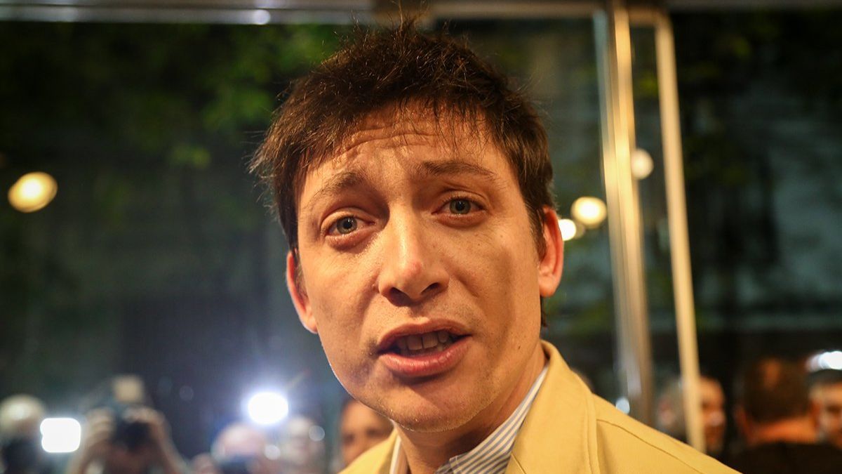 Antonio Becerra retrató a Santiago Caputo durante un acto público. 