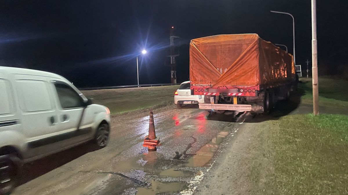 El camión quedó varado en la curva de acceso a la autopista