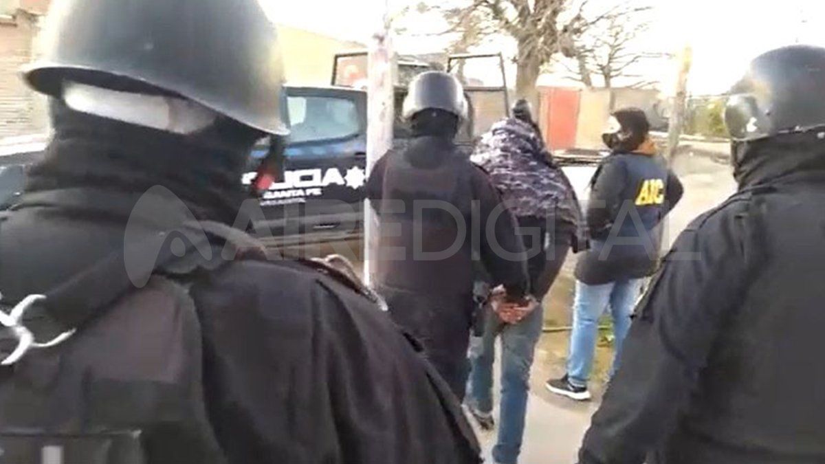 Así llevaban detenido al sospechoso de ser el autor del homicidio en el noroeste de la ciudad.&nbsp;