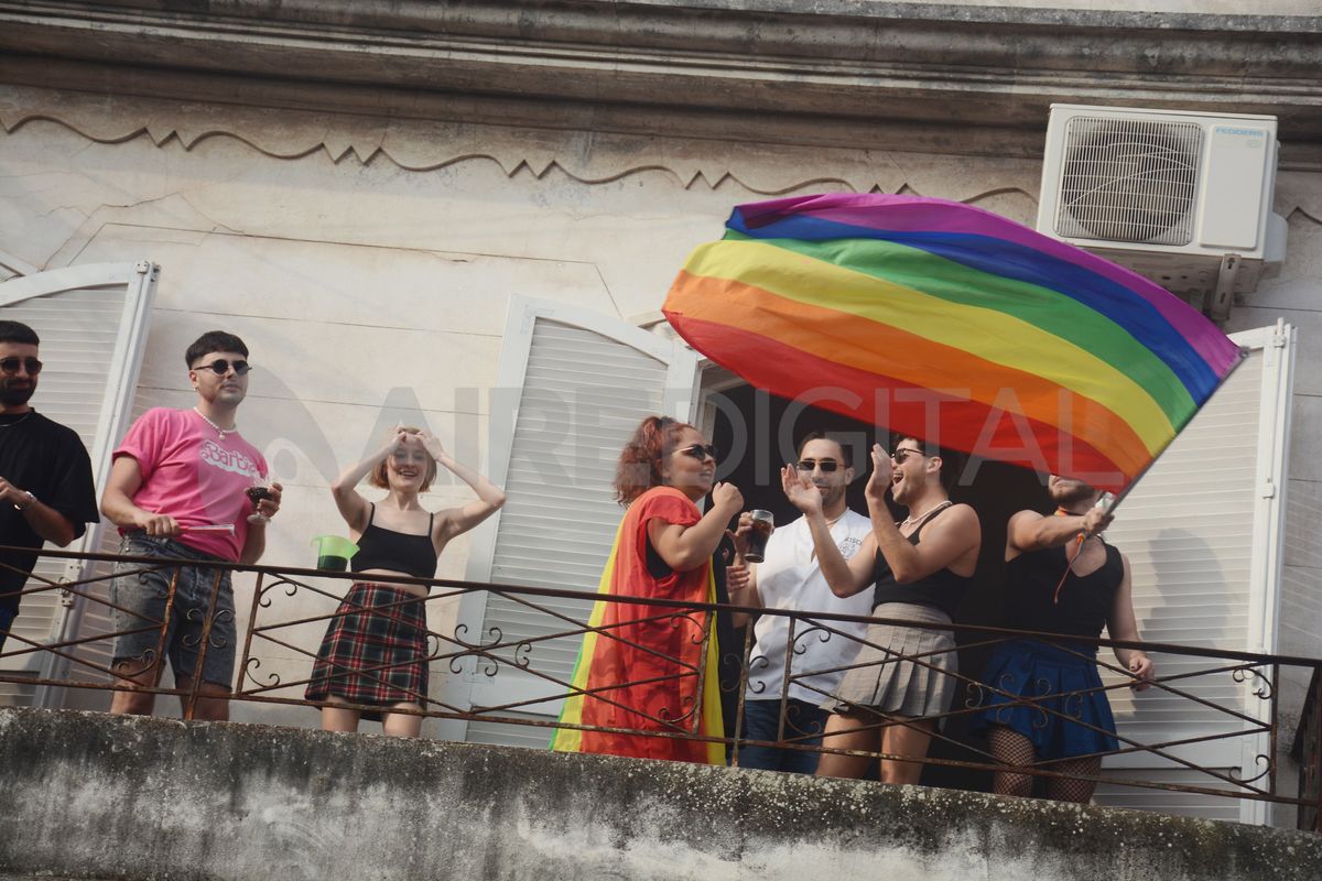Algunas personas acompañaro la Marcha del Orgullo 2021 desde sus balcones.