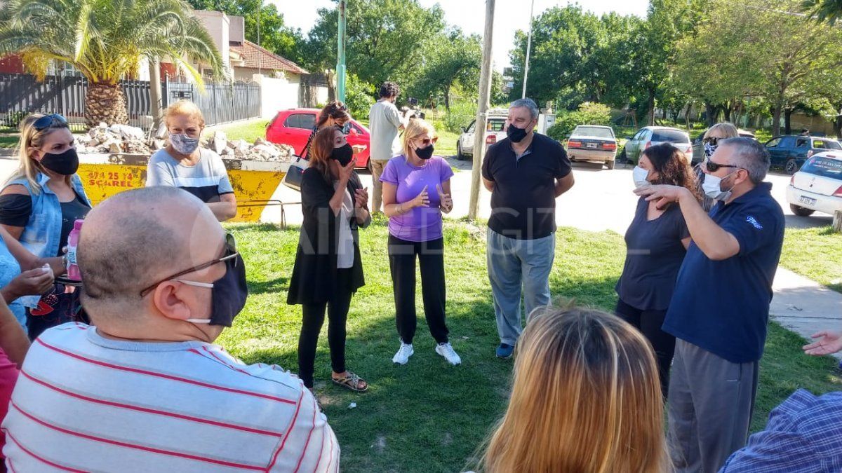 La intendenta Daniela Qüesta participó d ela concentración y marcha convocada por los vecinos de la Comisaría 12°.&nbsp;