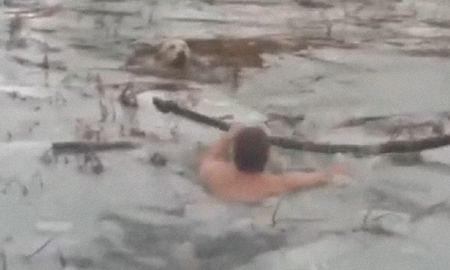 Video viral muestra como dos policías españoles se metieron al agua helada para rescatar a un perro. Video viral muestra como dos policías españoles se metieron al agua helada para rescatar a un perro.