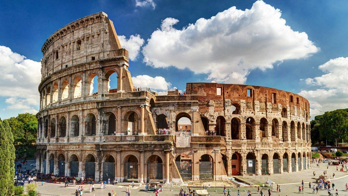 Insólito: se colaron en el Coliseo de Roma para tomar cerveza y ahora están multados con 900 dólares