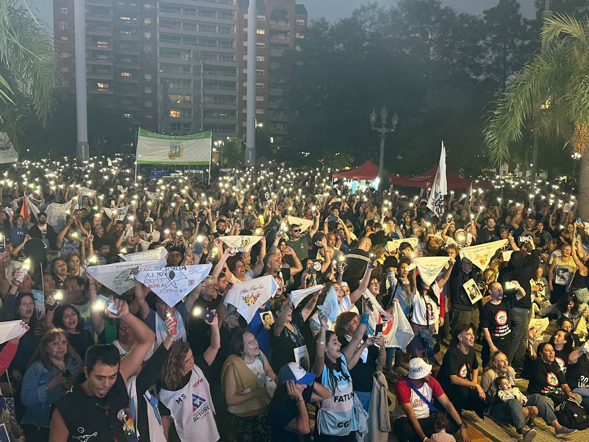 Organismos de derechos humanos de Santa Fe convocaron a una nueva marcha a 50 años del último golpe de Estado. La participación fue multitudinaria. Organismos de derechos humanos de Santa Fe convocaron a una nueva marcha a 50 años del último golpe de Estado. La participación fue multitudinaria.