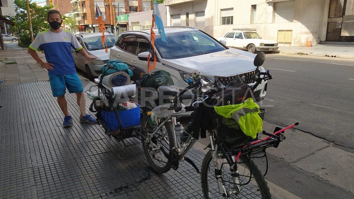 El birrodado está especialmente acondicionado para viajar, con un carrito de viaje en el que carga no solo los elementos que necesita para sus travesías sino que además en este espacio se ubica la Pochi.