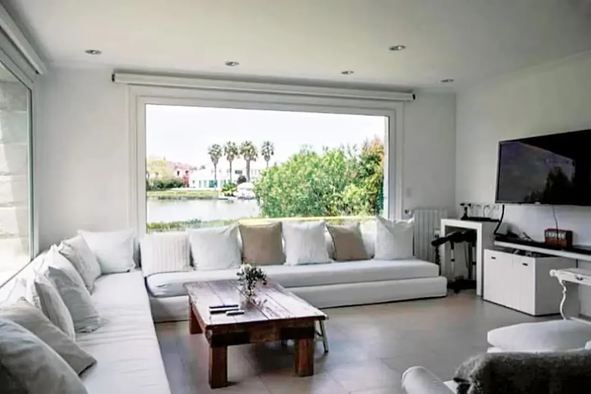 El living de Marcelo Tinelli en Nordelta cuenta con vista exclusiva al lago y salida privada al mismo. El living de Marcelo Tinelli en Nordelta cuenta con vista exclusiva al lago y salida privada al mismo.