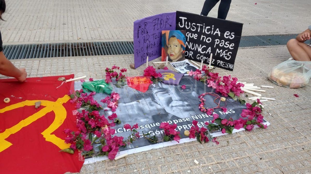 Con velas, pañuelos y flores, amigas y conocidas de Florencia se congregaron este miércoles frente a los tribunales santafesinos.
