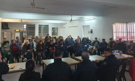 Los vecinos se reunieron en la sede del Club Santa Rosa de barrio Alvear. Los vecinos se reunieron en la sede del Club Santa Rosa de barrio Alvear.