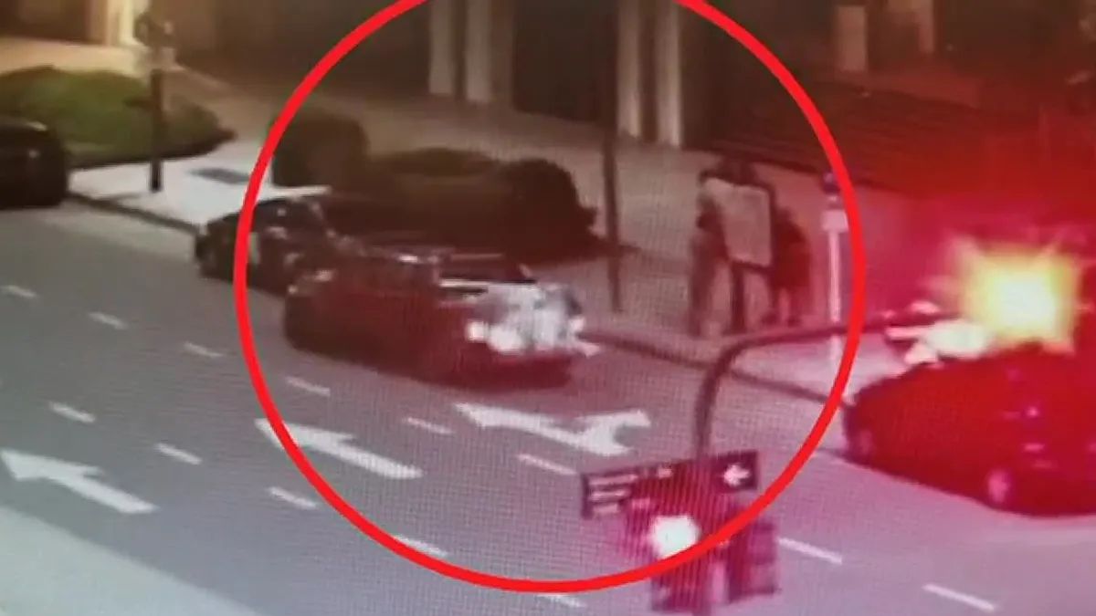 Diversas cámaras de seguridad, grabaron el momento en que varias personas pegaban los carteles en Avenida Paseo Colón, Plaza de Mayo, Plaza Congreso, Plaza Vicente López, Avenida Libertador, Avenida Callao, Avenida Santa Fe, 9 de julio y en el Paseo del Bajo.