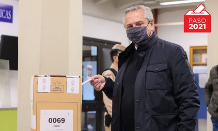 El presidente emitió su voto en la sede de la Universidad Católica Argentina (UCA) en el barrio porteño de Puerto Madero. El presidente emitió su voto en la sede de la Universidad Católica Argentina (UCA) en el barrio porteño de Puerto Madero.