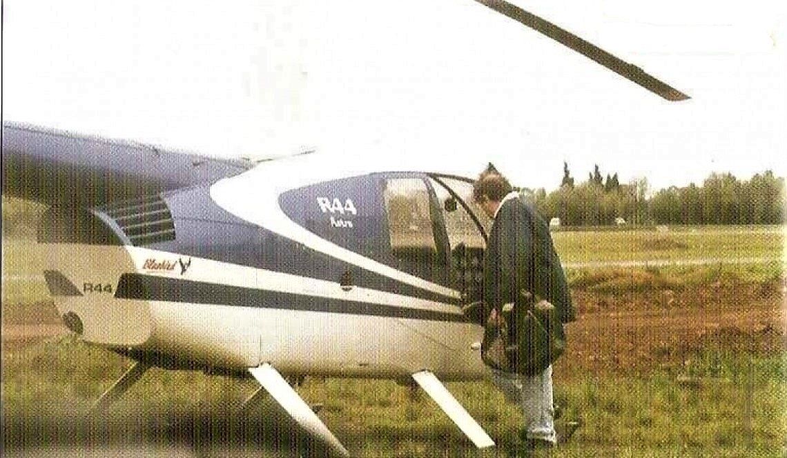 La última foto de Rubén Luis Di Palma con vida, tomada el sábado 30 de septiembre de 2000, poco antes de despegar con su helicóptero Robinson R44 desde Santa Rosa hacia Arrecifes, donde nunca llegaría. Cuando había recorrido 105 millas (194 kilómetros) y aún quedaban 152 (281 kilómetros) para arribar a su destino, el R44 se precipitó a tierra en la estancia 10 de Noviembre, a unos 24 kilómetros al suroeste de Carlos Tejedor, provincia de Buenos Aires. Tenía 55 años.