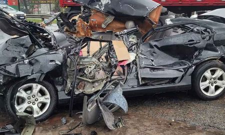El fuerte choque dejó el auto reducido a hierros retorcidos y generó demoras en la circulación. El fuerte choque dejó el auto reducido a hierros retorcidos y generó demoras en la circulación.
