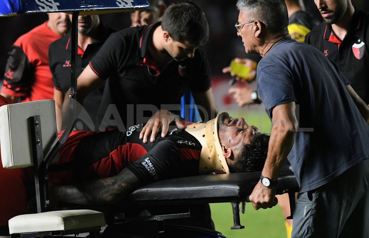 Javier Toledo recibió un codazo en el rostro y tuvo que salir de la cancha.