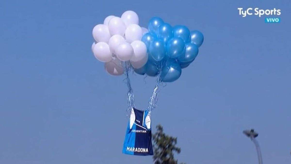 La selección argentina de tenis femenino homenajeó a Maradona en Córdoba.