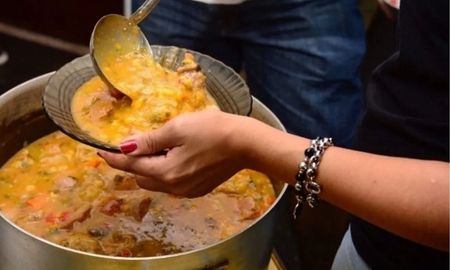 El locro popular en Chilecito terminó con más de 50 personas intoxicadas. El locro popular en Chilecito terminó con más de 50 personas intoxicadas.