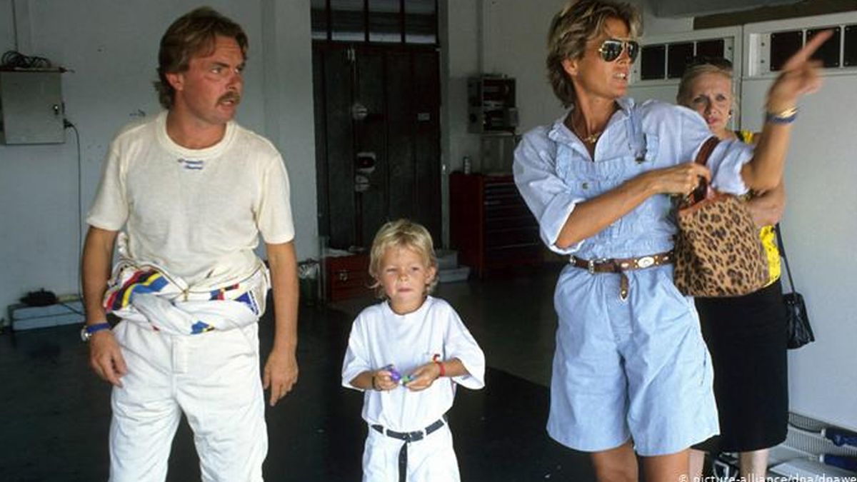 Keke Rosberg se coronó en la Fórmula 1 en 1982 y, el 27 de junio de 1985, Nico nació en Wiesbaden, cerca de Frankfurt, el mismo lugar donde vino al mundo su madre, Gesine Gleitsmann-Dengel (conocida como Sina). La foto es de 1988, cuando Nico tenía tres años.
