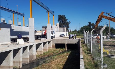 El gobierno provincial, a través del Ministerio de Infraestructura, Servicios Públicos y Hábitat comenzó el operativo de instalación de la “Casabomba Cero”, ubicada en el barrio Centenario, sobre la avenida Circunvalación de la ciudad capital, que demandó una inversión de 39.971.114 de pesos. El gobierno provincial, a través del Ministerio de Infraestructura, Servicios Públicos y Hábitat comenzó el operativo de instalación de la “Casabomba Cero”, ubicada en el barrio Centenario, sobre la avenida Circunvalación de la ciudad capital, que demandó una inversión de 39.971.114 de pesos.