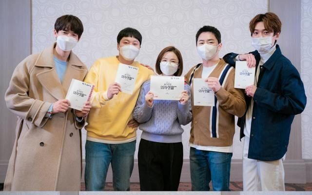 Lectura del guion de la segunda temporada de "Hospital Playlist".