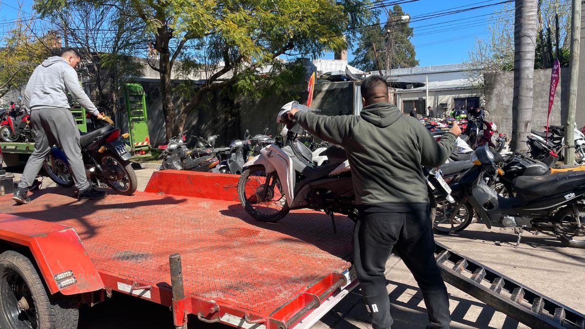 La Comisaría 8ª de la ciudad de Santa Fe comenzó a vaciar su patio trasero: unas 200 motos y 40 autos fueron retirados en un operativo coordinado por el Gobierno provincial. La Comisaría 8ª de la ciudad de Santa Fe comenzó a vaciar su patio trasero: unas 200 motos y 40 autos fueron retirados en un operativo coordinado por el Gobierno provincial.
