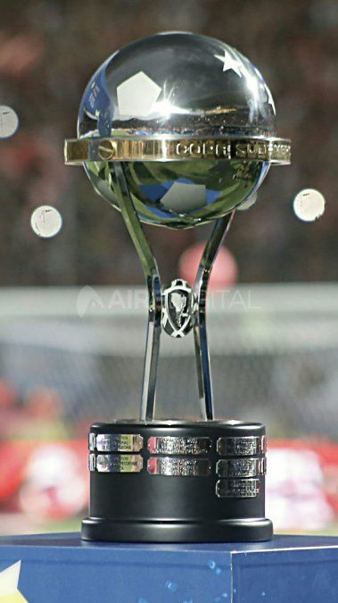 La Copa Sudamericana en el estadio La Nueva Olla antes del comienzo de la final