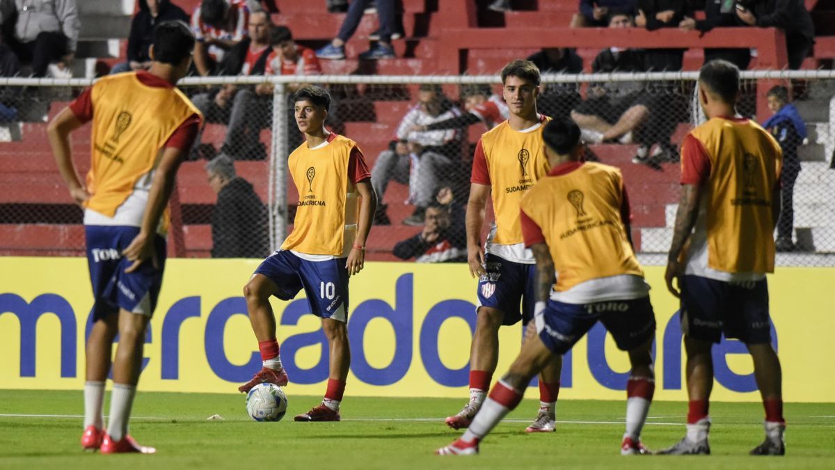 La entrada en calor de los futbolistas de Unión previo al duelo ante Mushuc Runa.
