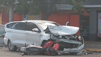 El choque ocurrió en la esquina de avenida Independencia y Castelli, una de las más transitadas de Mar del Plata, minutos después de las 6 de la mañana. El choque ocurrió en la esquina de avenida Independencia y Castelli, una de las más transitadas de Mar del Plata, minutos después de las 6 de la mañana.