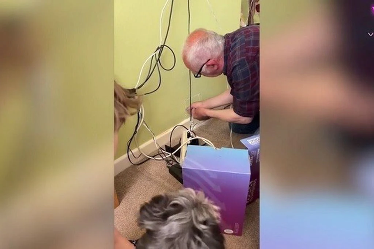 Una pareja se asustó al oír sonidos extraños en su sala.