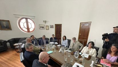 Paritarias en Santa Fe: el gobierno prepara la convocatoria a los gremios y sostiene el descuento del día del paro