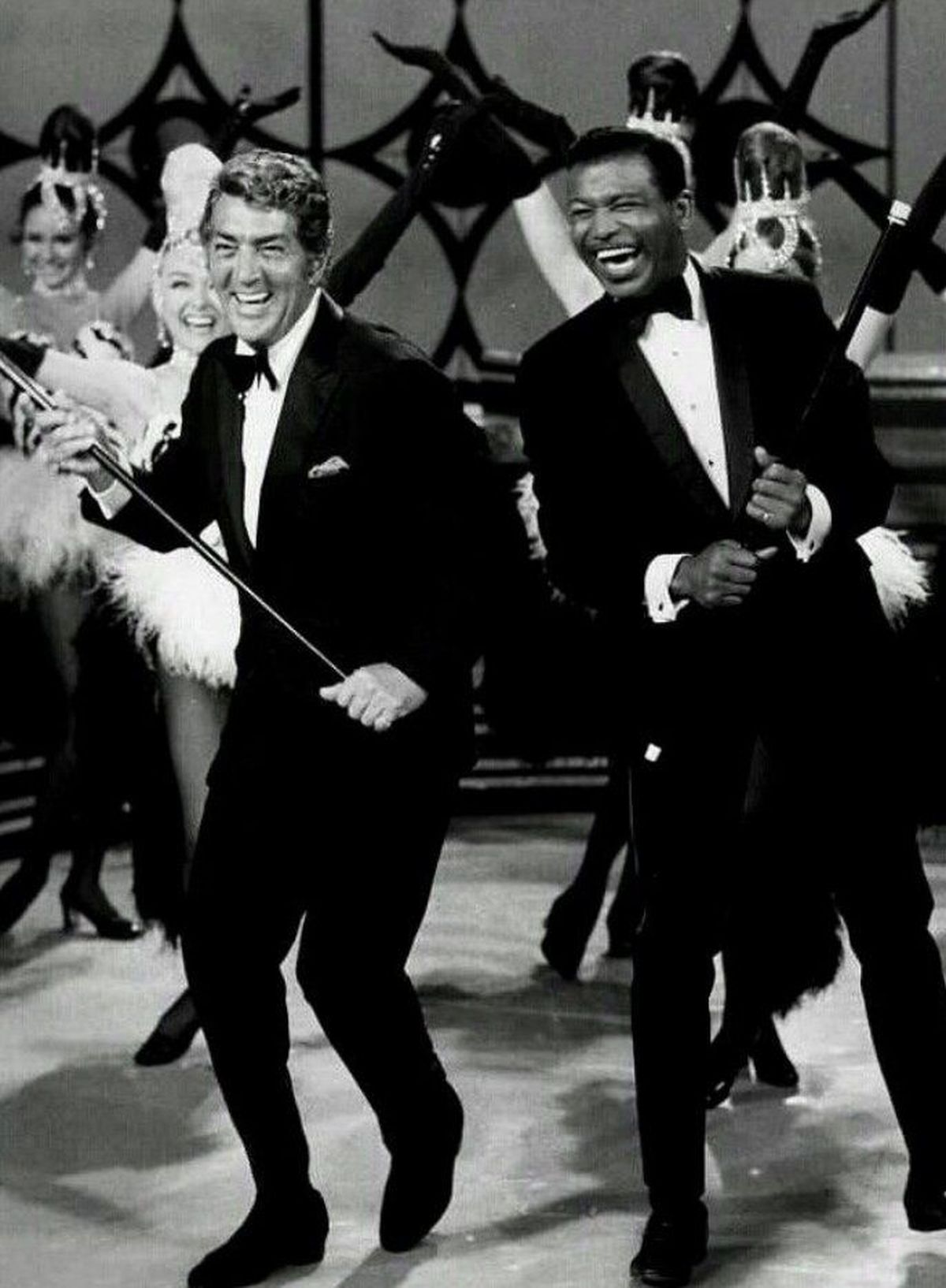 Robinson anunció su retiro en 1952 (aunque volvería en 1955), y se volcó al mundo del espectáculo, donde se convirtió en un consumado bailarín de tap. En la foto, en una de sus apariciones en El Show de Dean Martin, en la TV estadounidense. Robinson anunció su retiro en 1952 (aunque volvería en 1955), y se volcó al mundo del espectáculo, donde se convirtió en un consumado bailarín de tap. En la foto, en una de sus apariciones en El Show de Dean Martin, en la TV estadounidense.