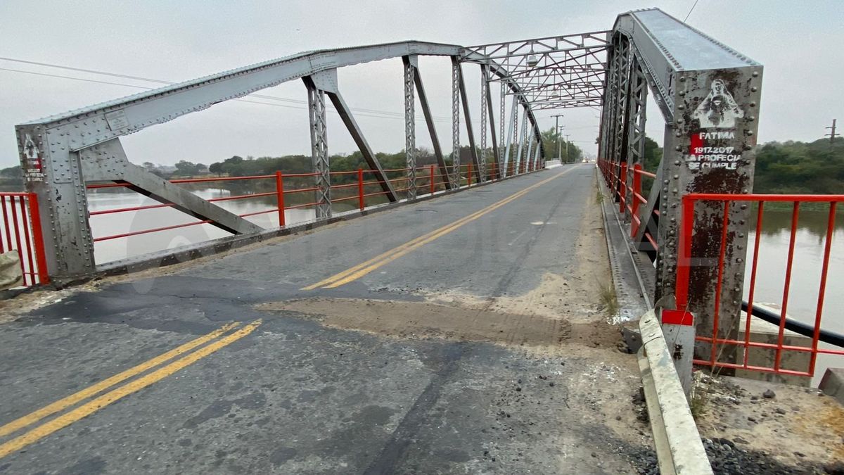 Puente de hierro: taparon con tierra un bache profundo sobre la cabecera norte