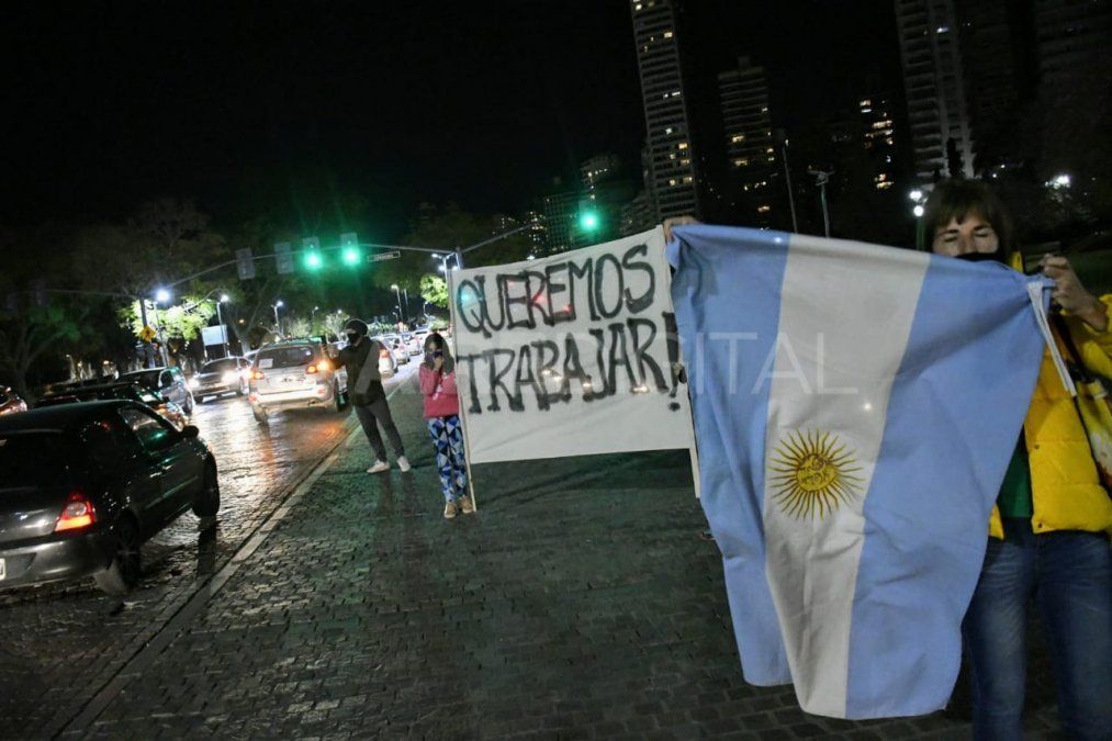 Comerciantes y ciudadanos marcharon en contra de la cuarentena estricta en Rosario. Pidieron volver a trabajar. 