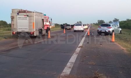 Los dos autos quedaron sobre la calzada mientras que el camión terminó entre unos pastizales. Los dos autos quedaron sobre la calzada mientras que el camión terminó entre unos pastizales.