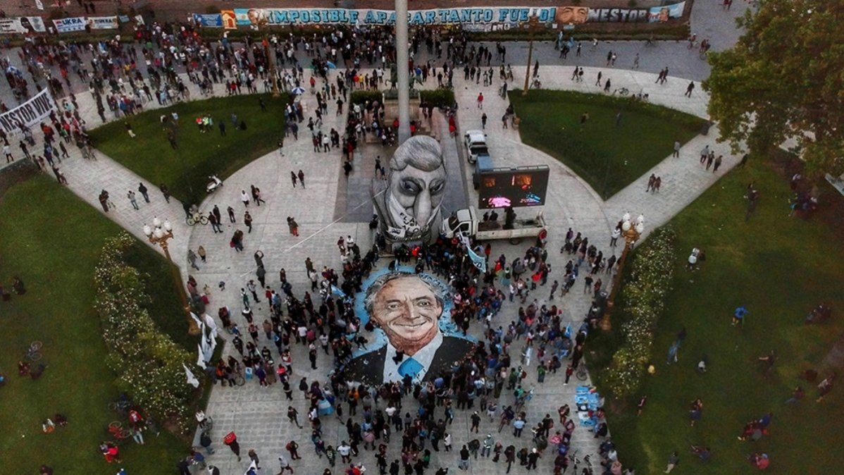 Empezaron a borrar el mural de Néstor Kirchner que pintaron en la Plaza de Mayo