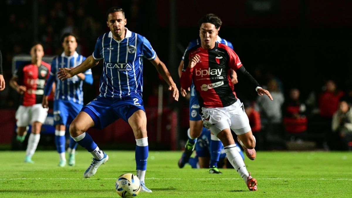 Colón empató con Godoy Cruz y perdió la punta de su zona en la Primera Nacional. Colón empató con Godoy Cruz y perdió la punta de su zona en la Primera Nacional.