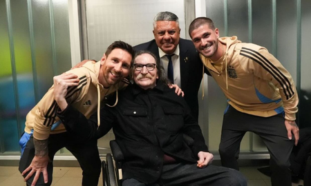 El artista y el ovacionado de la noche sellaron su encuentro con una significante foto. El artista y el ovacionado de la noche sellaron su encuentro con una significante foto.